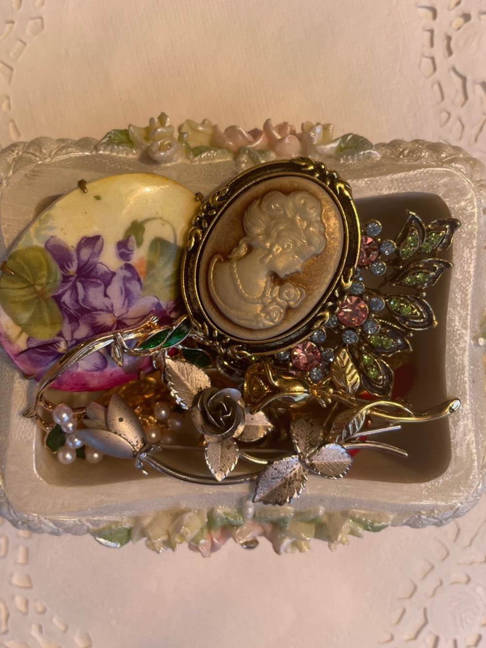 🫖🌸 Vintage Floral Trinket Box Filled With Brooches